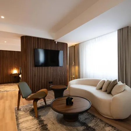 By Ihg